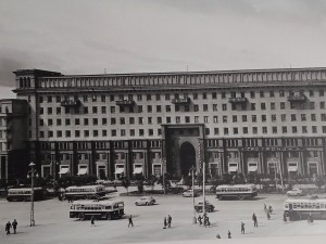 «Дом на площади» занял полстены в современном офисе. Редкая фотография из жизни Челябинска