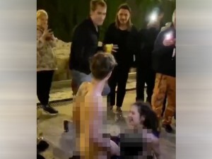 Секс на площади Москвы устроили двое молодых
