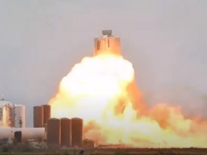 Мощным взрывом закончились испытания звездолета SpaceX (видео)