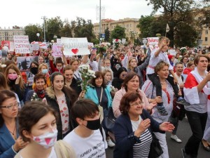 10 тысяч женщин участвуют в марше протеста в Минске. Они прорвали оцепление омоновцев