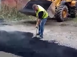 Под Екатеринбургом рабочие укладывают асфальт прямо на глину