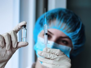 Несовместимые с прививкой от коронавируса болезни перечислил иммунолог