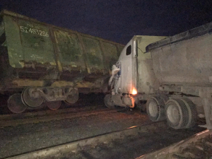 Грузовик без тормозов протаранил железнодорожный состав в Свердловской области