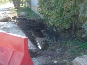 Раскопали теплотрассу и бросили: жители частного сектора Челябинска замерзают без отопления