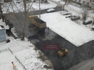Асфальт укладывают прямо на свежий снег в Челябинске