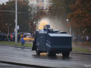 Пока Лукашенко ведет переговоры с оппозицией, милиция разгоняет протестующих водометами