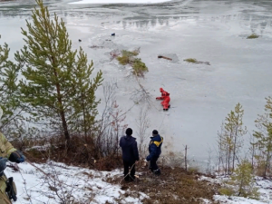 Рыбак утонул на первом льду в Свердловской области