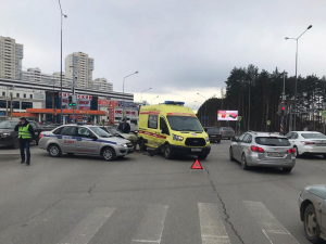 Машина скорой помощи врезалась в легковушку в Екатеринбурге