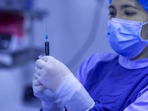 Делать прививку в разгар эпидемии - ошибка, считает врач 
