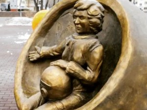 Памятник первой женщине-космонавту Терешковой в Челябинске раскритиковала журналист и фотограф