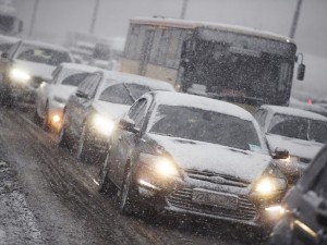 Челябинск за ночь завалило снегом. Пробки на дорогах 9 баллов