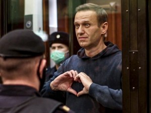 Россия выплатила Навальному более 225 тысяч евро компенсаций. И заплатит еще