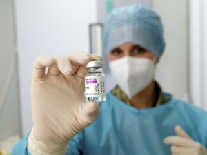 Польза от использования вакцины от ковида компании AstraZeneca превышает риски, считают в ВОЗ