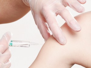 Ковидная вакцина создает угрозу более тяжелого течения заболевания, предупреждает авторитетный инфекционист