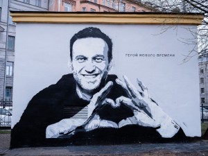 Изображение Навального во всю стену украсило один из дворов Санкт-Петербурга
