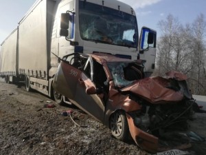 В аварии с грузовиками в Миассе погиб водитель такси
